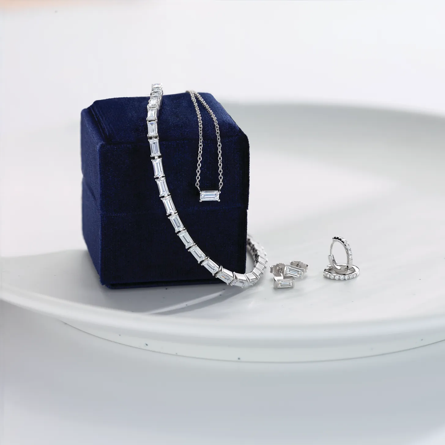 Baguette East-West Necklace (Lab Grown)