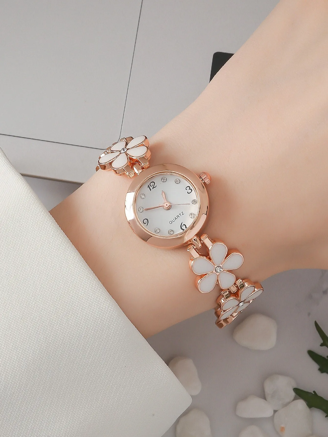 Flower Decor Round Pointer Quartz Watch Holiday