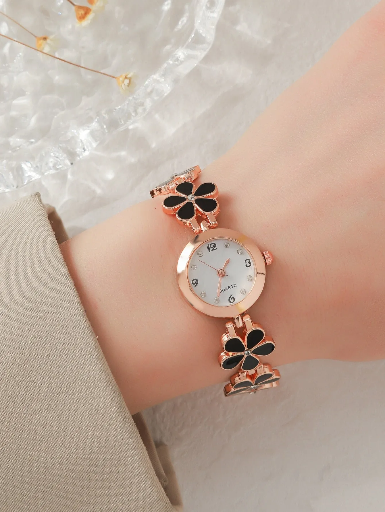 Flower Decor Round Pointer Quartz Watch Holiday