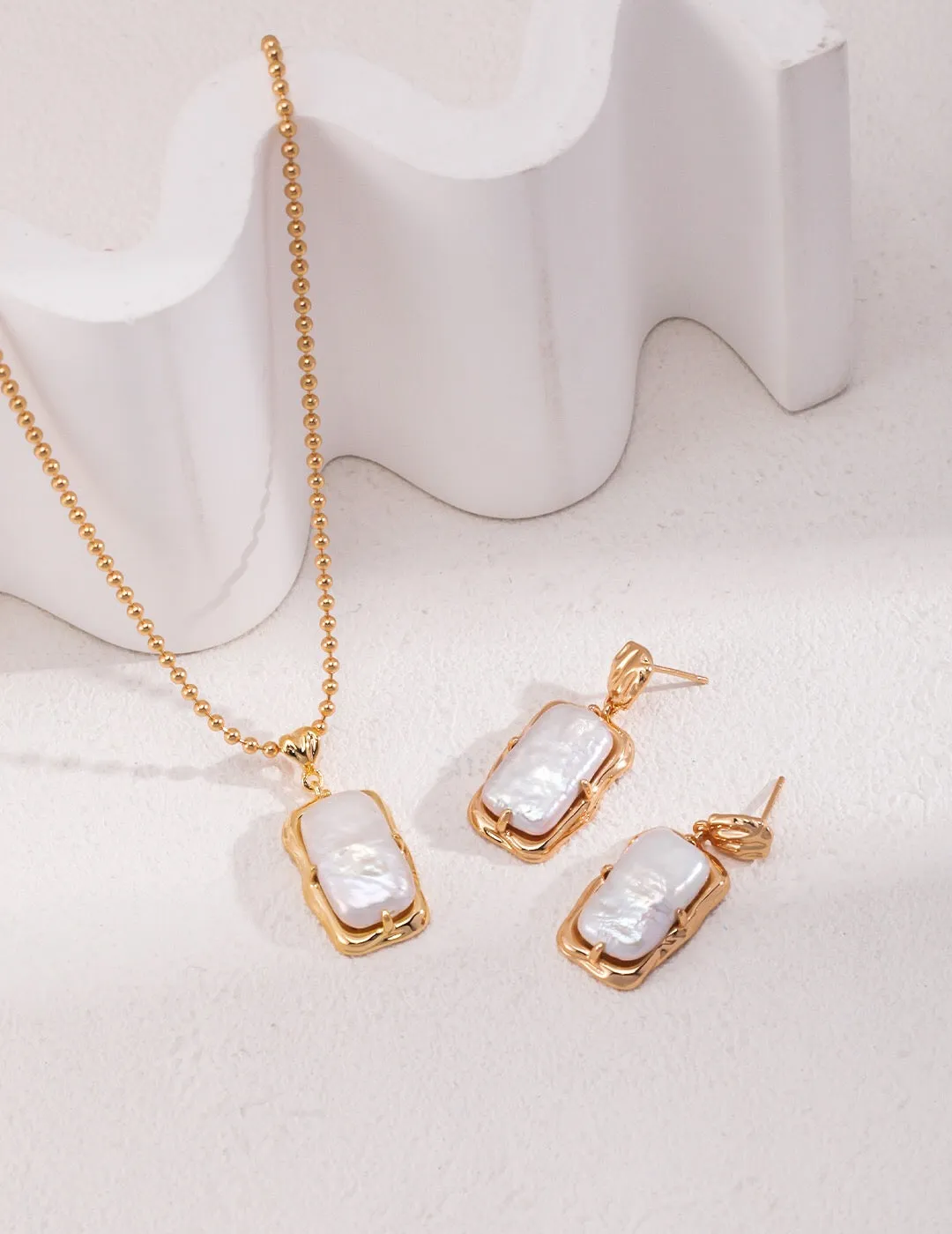 Simple Rectangle Pearl Necklace