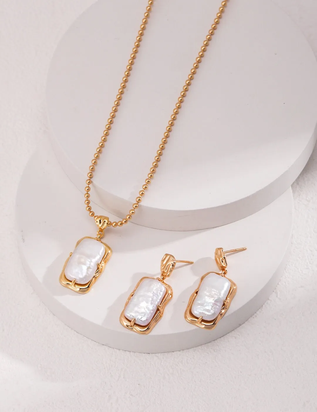 Simple Rectangle Pearl Necklace