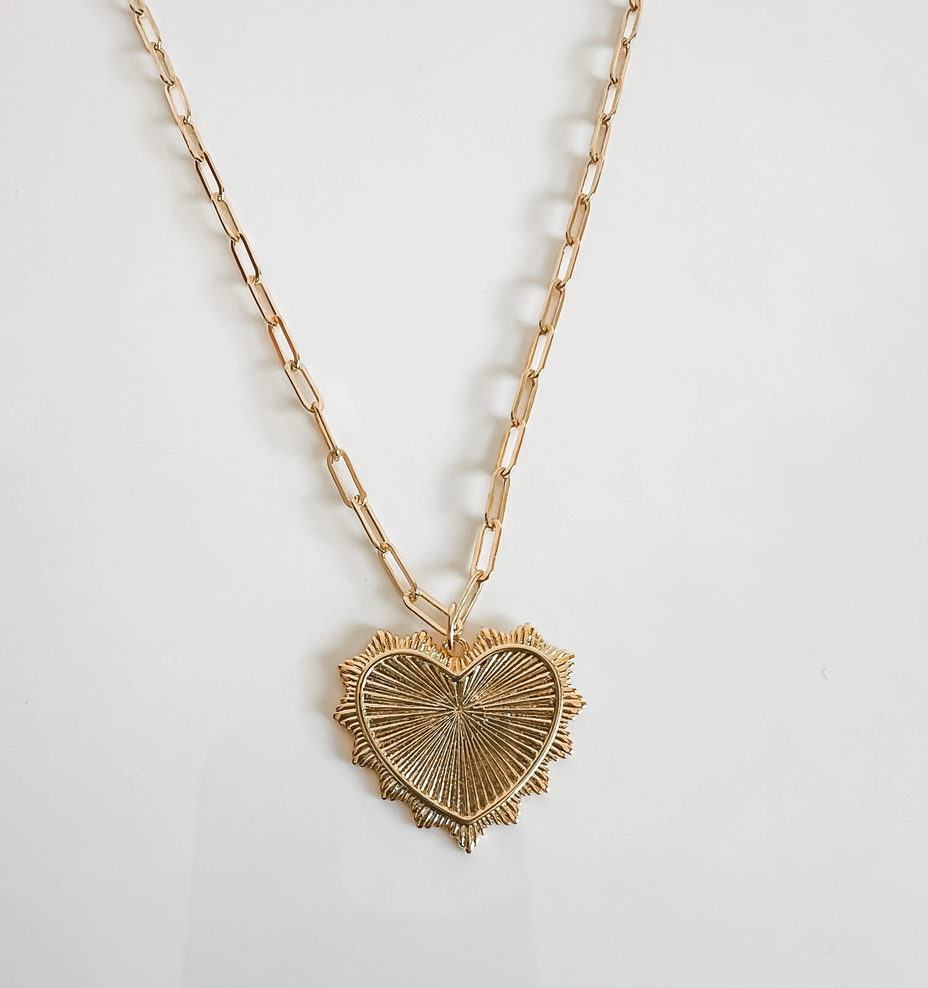 VANESSA sharp scalloped heart chain